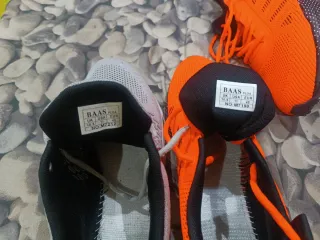 Zapatillas deportivas grises y naranjas