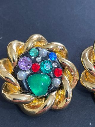Pendientes antiguos dorados con piedras