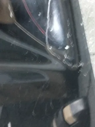 Lavabo negro con grifería cromada