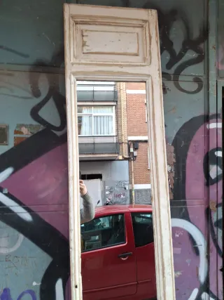 Puerta antigua con espejo