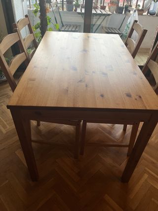 Mesa de comedor de madera