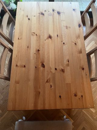 Mesa de comedor de madera