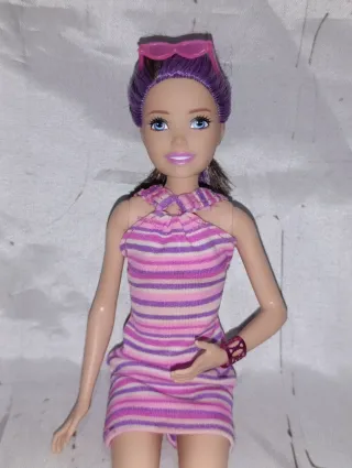 Barbie Skipper con vestido a rayas