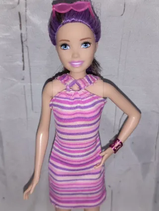 Barbie Skipper con vestido a rayas