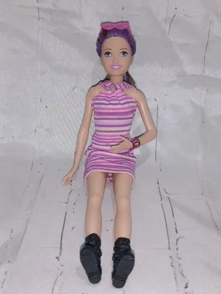 Barbie Skipper con vestido a rayas
