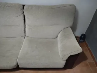 Sofá de tela beige y marrón