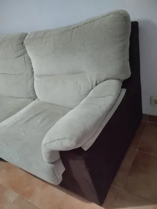 Sofá de tela beige y marrón