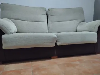 Sofá de tela beige y marrón