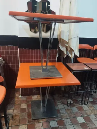 Tavolo alto da bar/ristorante arancione e metallo in un pezzo