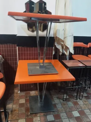 Tavolo alto da bar/ristorante arancione e metallo in un pezzo