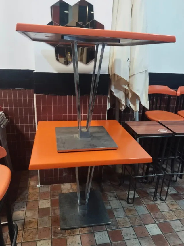 Tavolo alto da bar/ristorante arancione e metallo in un pezzo