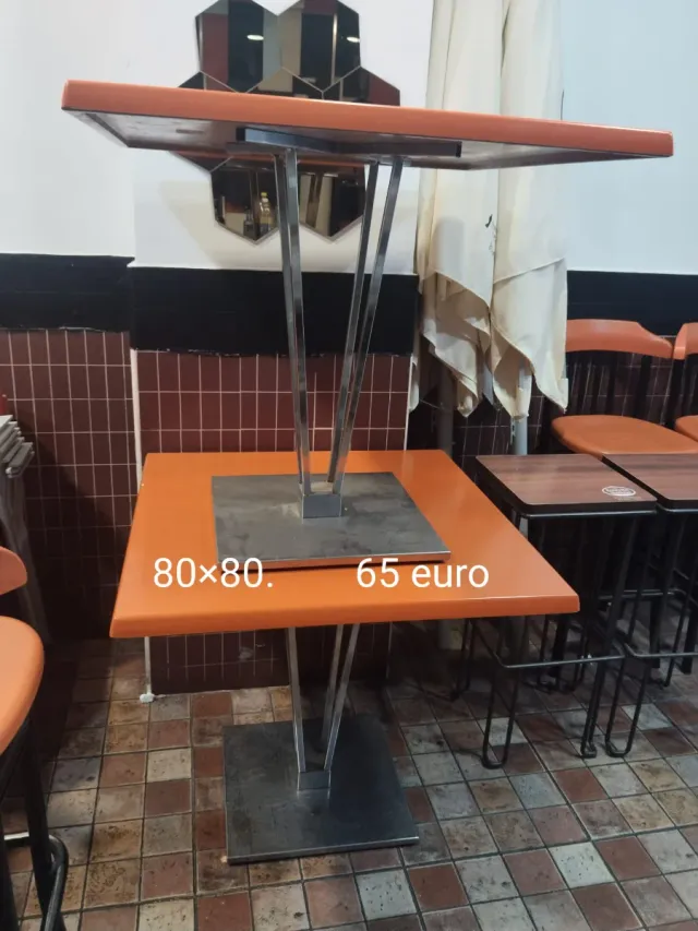 Tavolo alto da bar/ristorante arancione e metallo in un pezzo