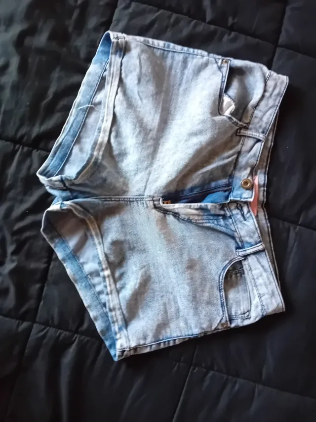 Pantalones cortos negros y vaquero