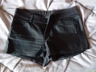 Pantalones cortos negros y vaquero