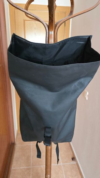 Mochila de cuero sintético color negro