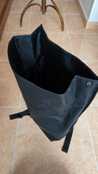 Mochila de cuero sintético color negro