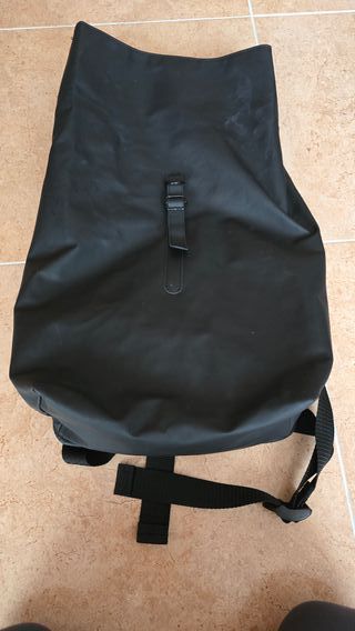 Mochila de cuero sintético color negro