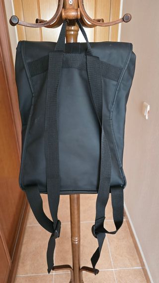 Mochila de cuero sintético color negro