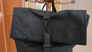 Mochila de cuero sintético color negro