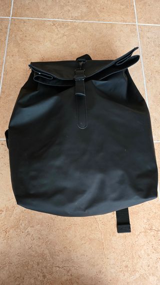 Mochila de cuero sintético color negro