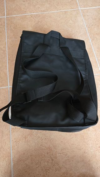 Mochila de cuero sintético color negro