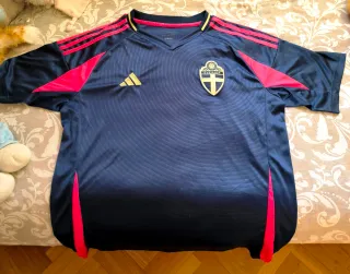 Camiseta Adidas Suecia Azul y Rosa.