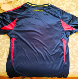 Camiseta Adidas Suecia Azul y Rosa.