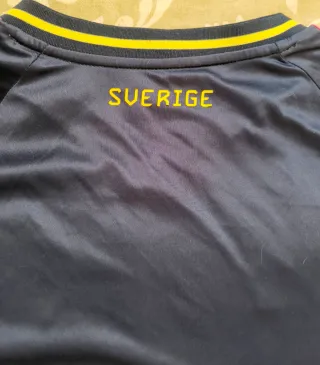 Camiseta Adidas Suecia Azul y Rosa.