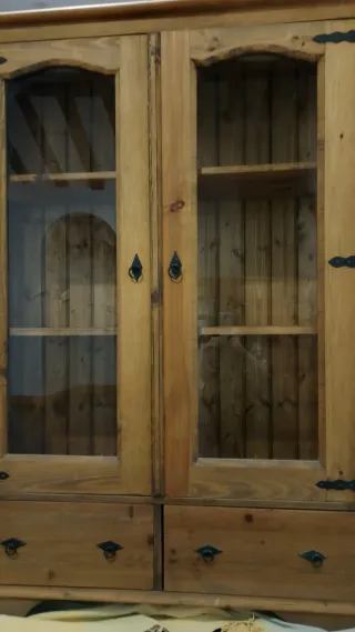 Alacena madera maciza con puertas de cristal