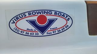 Canoa de remo blanca