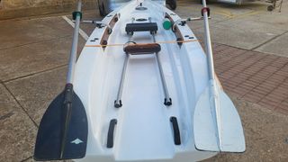 Canoa de remo blanca