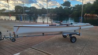 Canoa de remo blanca