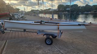 Canoa de remo blanca