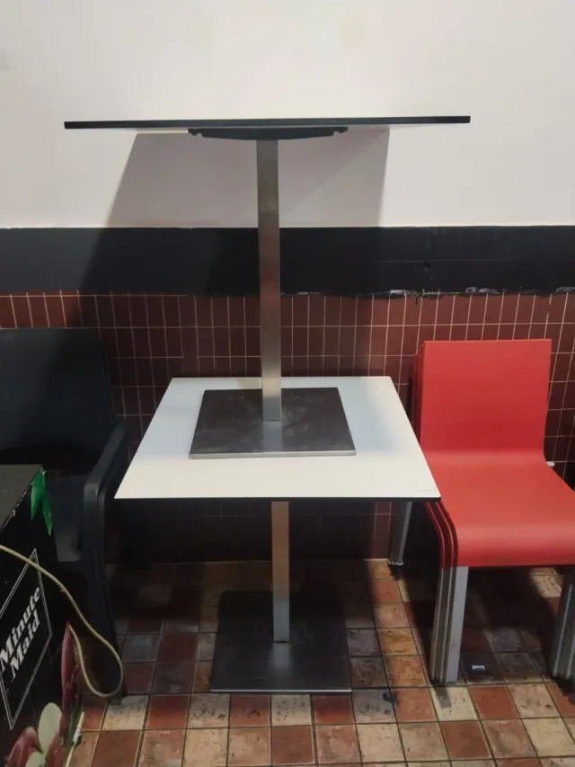 2 Tavoli Bianchi Bar/Café (65€ ciascuno)