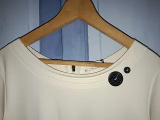 Vestido beige con botones