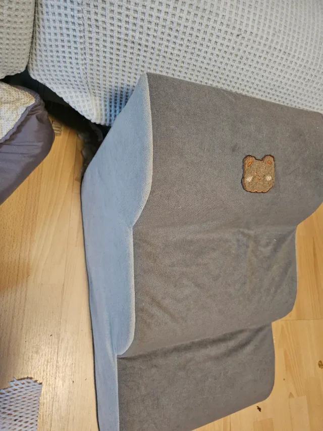 Escaleras para mascotas grises y beige