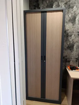 Armario de oficina con persiana