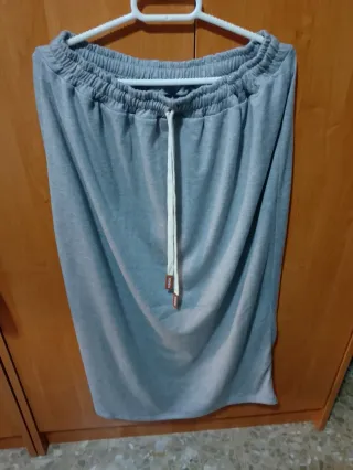 Conjunto falda y sudadera gris