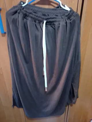 Conjunto falda y sudadera gris