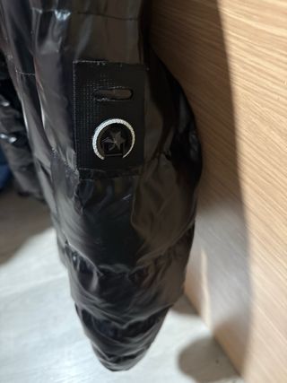 Cazadora negra brillante