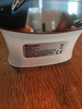 Plancha de ropa azul y blanca