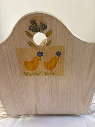 Cuna de madera y bebé de juguete