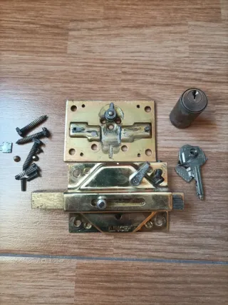 Cerradura Lince con 5 llaves Usada en buen estado.