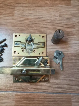 Cerradura Lince con 5 llaves Usada en buen estado.