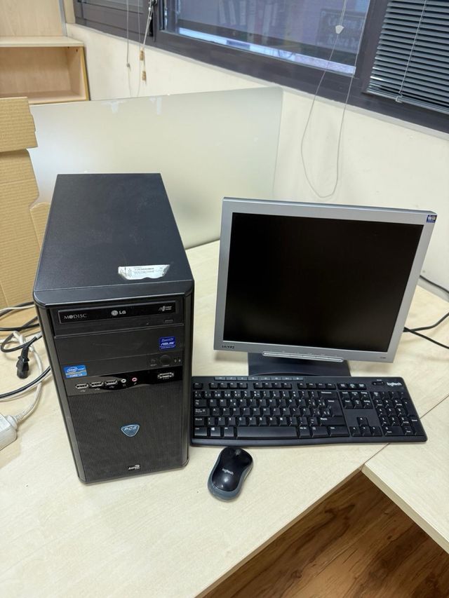 Pack ordenador completo + pantalla BenQ + teclado