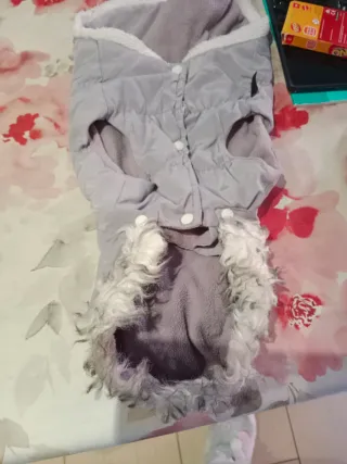 Chaqueta para perro gris y blanco