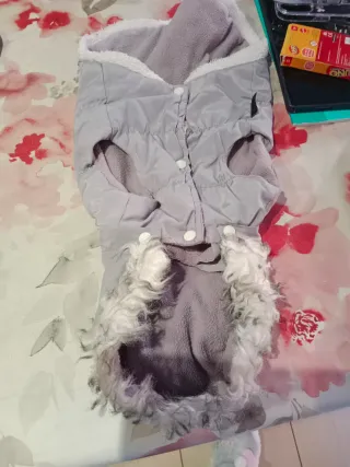 Chaqueta para perro gris y blanco