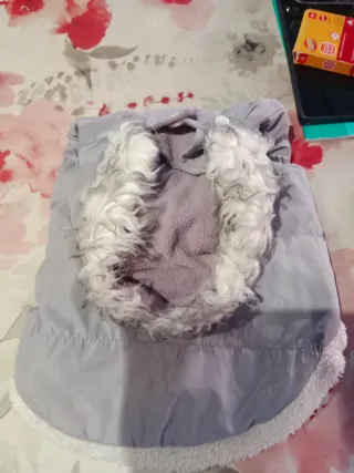 Chaqueta para perro gris y blanco