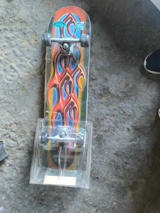 Patinete nuevo con diseño de llamas