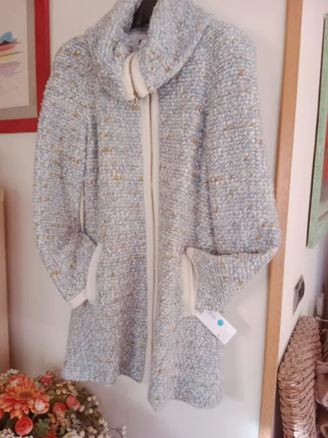 Abrigo azul con detalles dorados